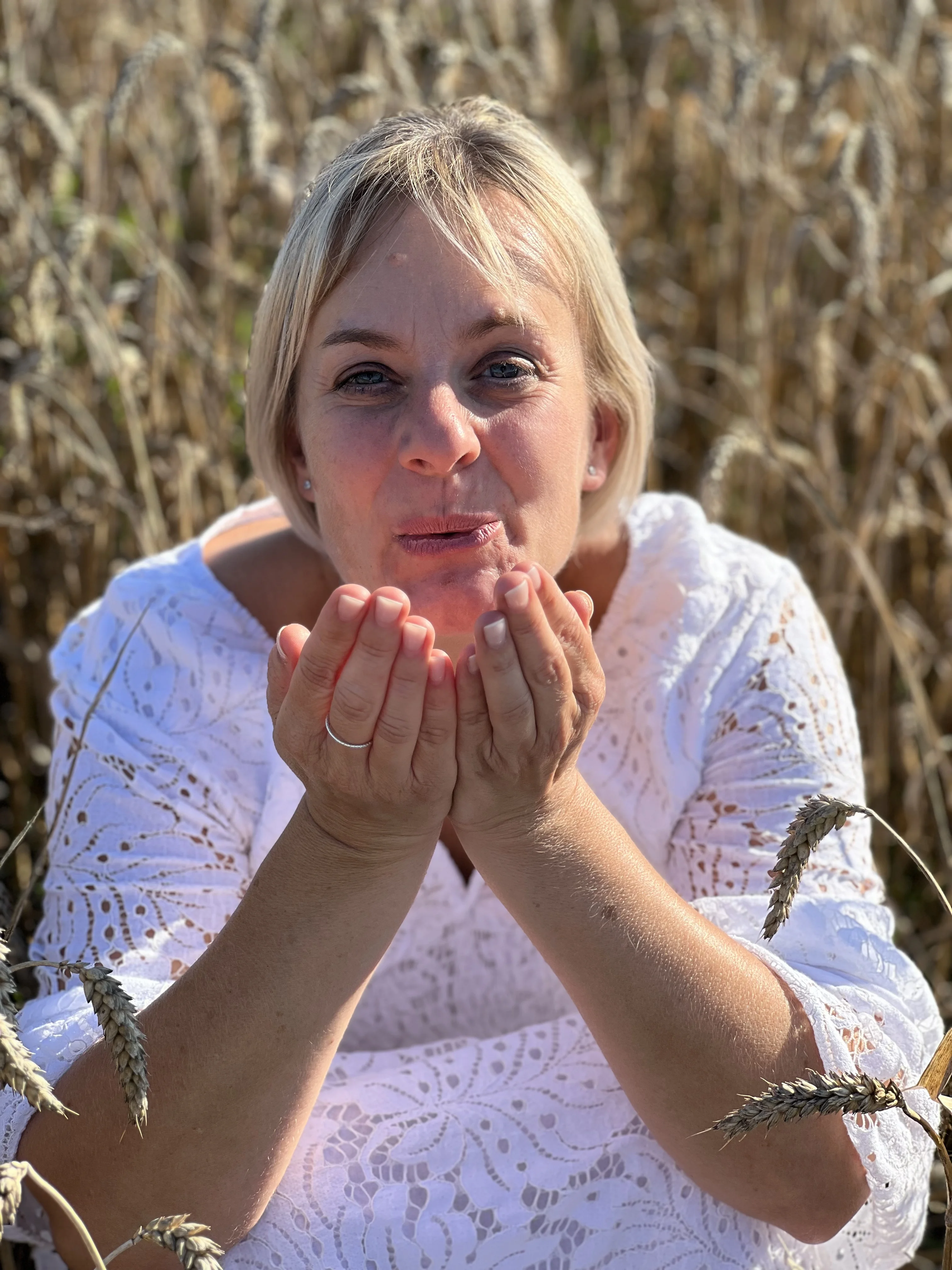 Séverine dans un champ soufflant le vent